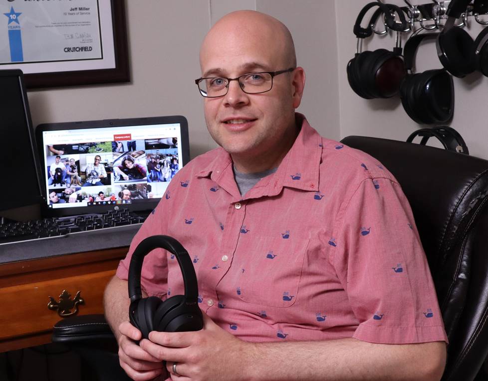 Crutchfield reviewer holding Sony XM4 headphones